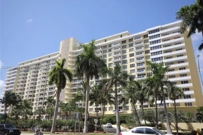 5600 Collins Ave #9E 1