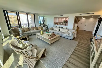 1121 Crandon Blvd #E1001 1