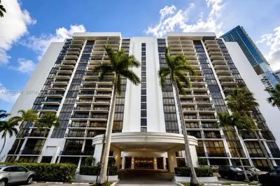 1450 Brickell Bay Dr #810 1