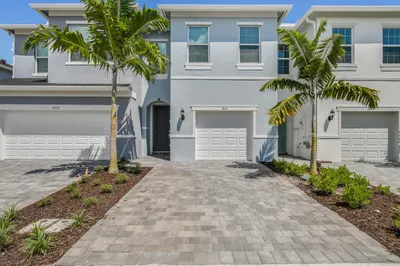 1841 SE Roxy Way 1