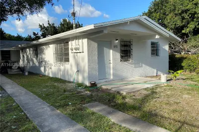 915 NW 80th St 1