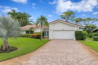 925 Foxpointe Circle 1