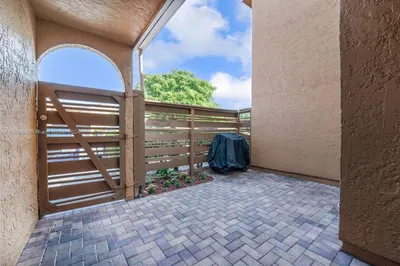 Spacious fenced patio in front of house! Wonderful