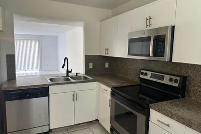 931 SW 20th Court 1