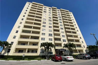900 NE 18th ave #906 1