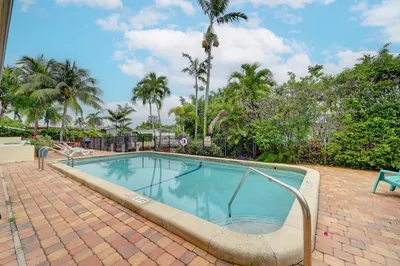 410 SW 15th Street #105 1