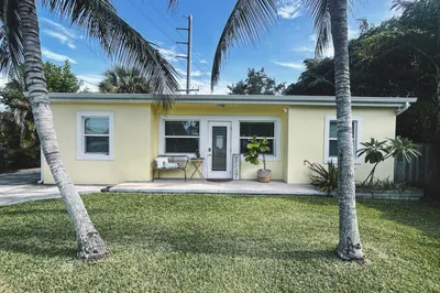 604 NW Poinsettia Street 1