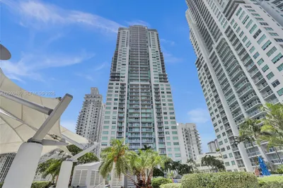 Luxury Highrise Condo in the Heart of Downtown Mia
