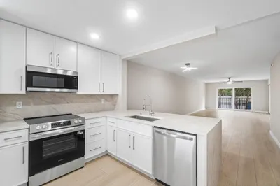 2905 SW 22nd Avenue #202 1