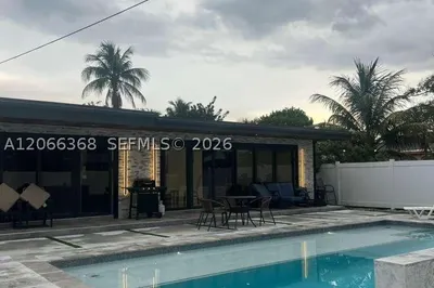 39 SE 7th St 1