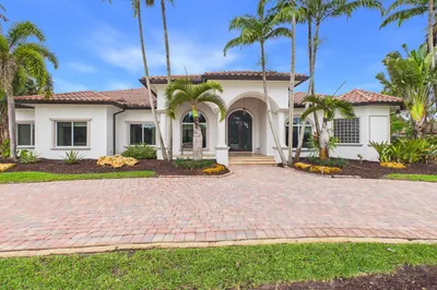 Mediterranean-style architecture, sprawling circle