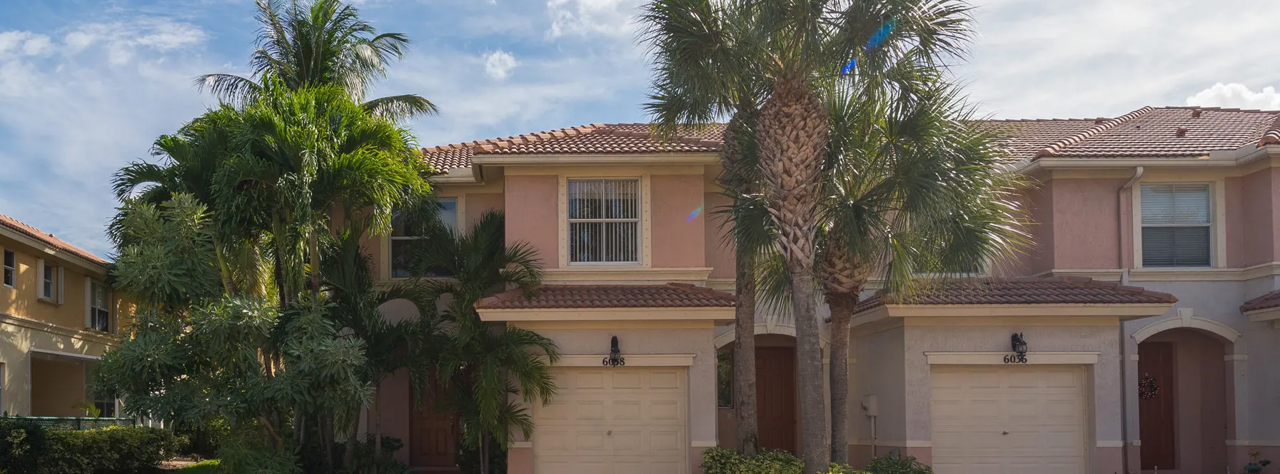 #OnTheMarket…3 🛌, 2.5 🛁 Townhome with Beautiful Garden Views
