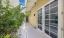 727 Collins Ave Photo