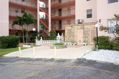 2851 SOMERSET Drive #207 1