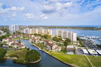 124 Lakeshore Drive #829 1