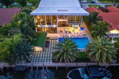 521 Holiday Dr 1
