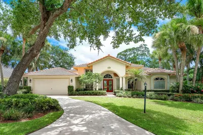 2805 Hampton Circle East 1