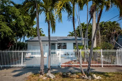 2221 SW 13th St 1