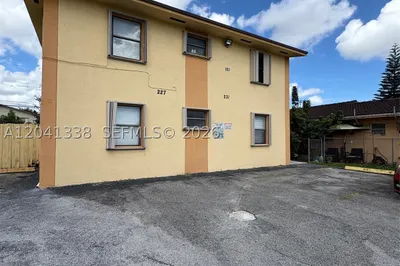 231 E 7th St #202 1