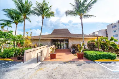 6950 Miami Gardens Dr #2-304 1