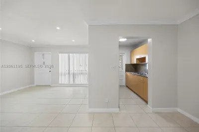 5450 Hollywood Blvd #202 1