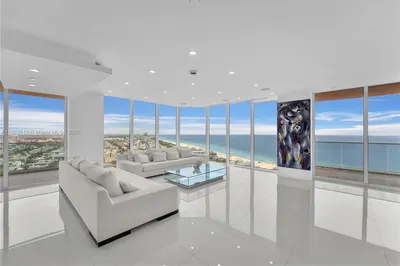 Large Grand Living Room w 90 degree views and two
