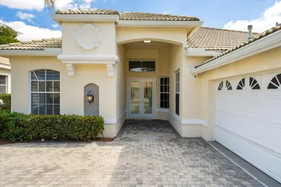 623 SW Lake Charles Circle 1