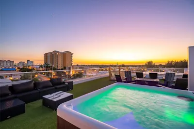 1004 N Riverside Dr 1