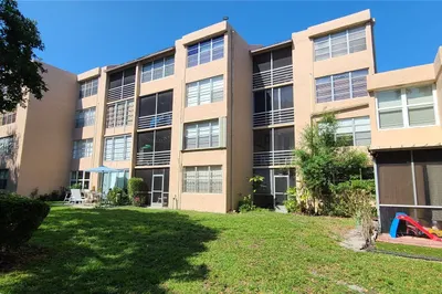 9410 Live Oak Pl #109 1