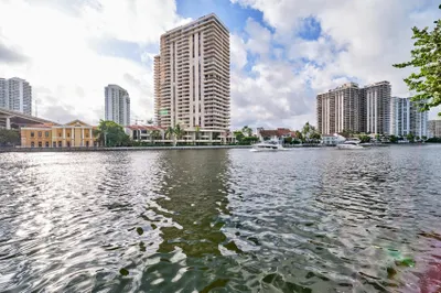 19390 Collins Avenue #212 1