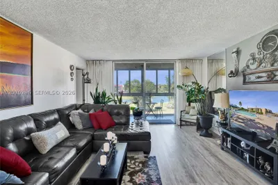 9461 Sunrise Lakes Blvd #208 1