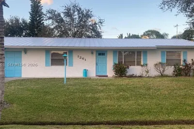 1261 SE Mendavia Ave 1