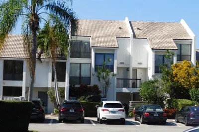 2704 Bridgewood Drive 1