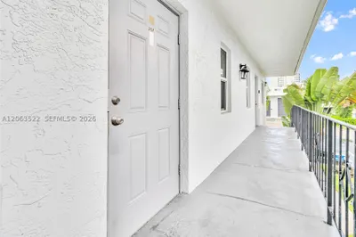 711 NE 2nd Ave #202 1
