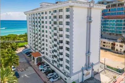 9195 Collins Ave #309 1