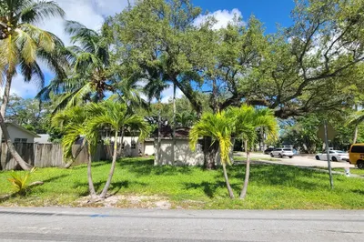 695 SW 9 Ave 1