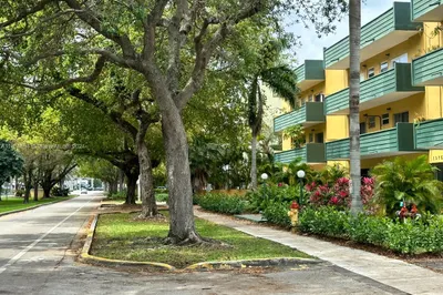 1975 NE 135th St #2K 1