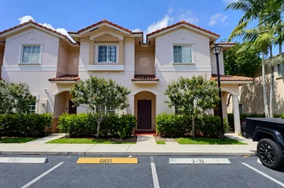 8833 S ISLES Circle #8833 1