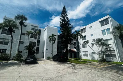 9410 Live Oak Pl #207 1
