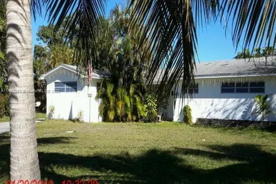 221 SE 9th St 1