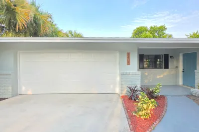 1405 Country Club Boulevard 1
