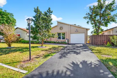 5198 Mirror Lakes Boulevard 1