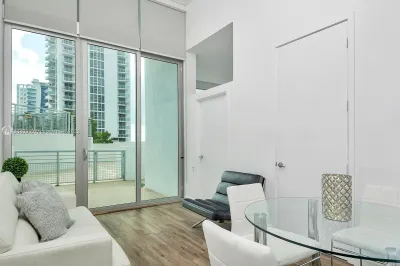 2200 NE 4th Ave #406 1