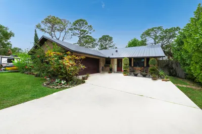 8876 SE Sunset Drive