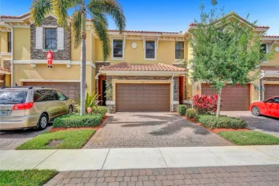 821 E Village Cir #821 1