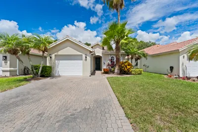 638 SW Treasure Cove 1