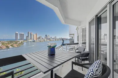 BALCONY WITH VIEW ON THE OCEAN AND CANAL