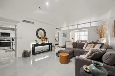 5001 Collins Ave #1E 1