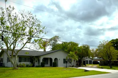 202 SW Crescent Avenue 1
