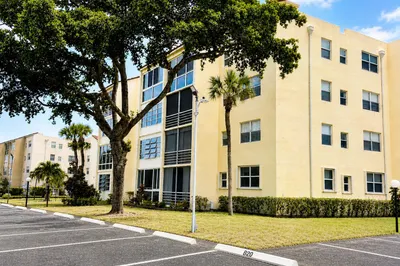 2831 Somerset Drive #305 1